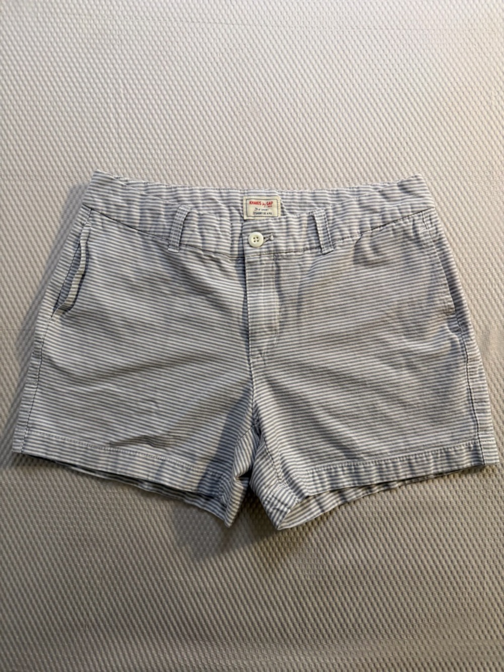 GAP Khakis 4” Shorts Womens Size 6 Gray White Stripe Preppy Coastal Classic